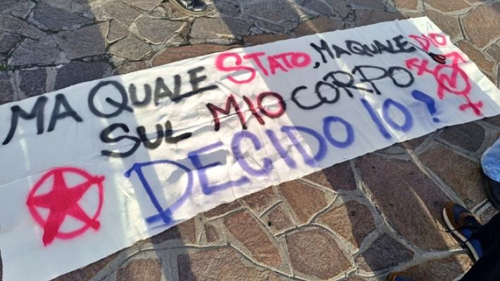 Campana anti-aborto, studenti in piazza a Sanremo per dire 'no'