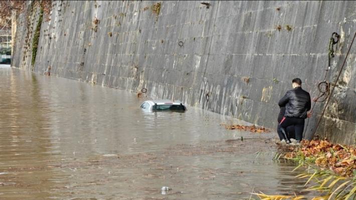 Auto sommersa dall'acqua sulle sponde del Tevere, verifiche