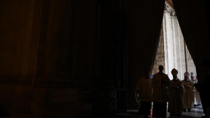 Il Papa chiude la porta santa, termina il Giubileo