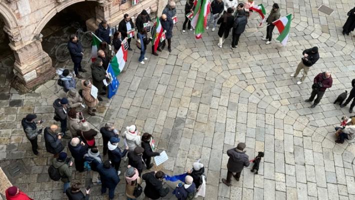 A Verona flash mob per le proteste in Iran, partecipa anche Tommasi +RPT