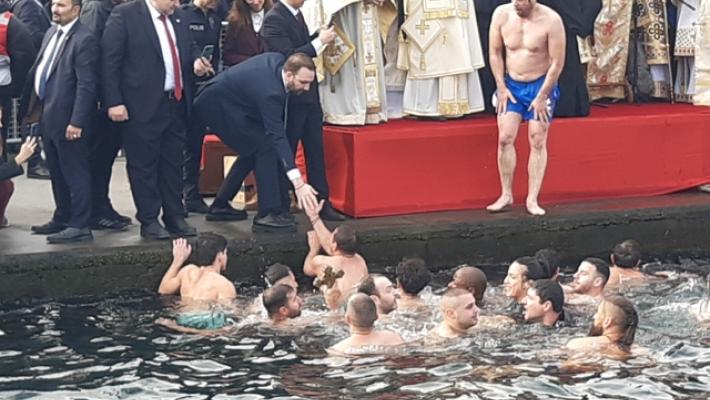 A Istanbul il lancio della croce nel Corno d'Oro per la Teofania