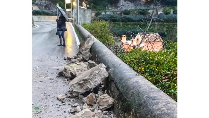 La Costiera Amalfitana spezzata in due per una frana