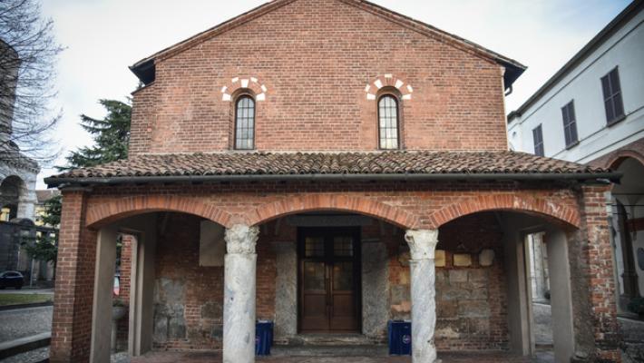 Fiori e tanti giovani ai funerali di Achille, 'ti vogliamo bene'
