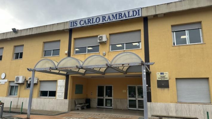 Colpi di pistola sparati contro pareti interne di una scuola a Lamezia