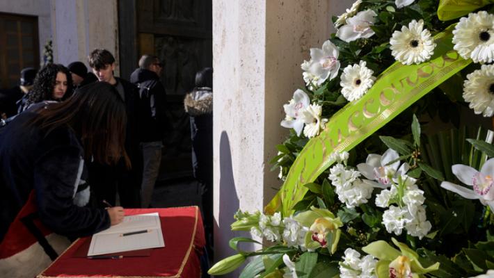 Crans-Montana, arrivato in chiesa a Roma il feretro di Riccardo Minghetti