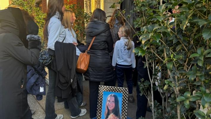 Fiori e palloncini ai funerali di Chiara, la 16enne morta a Crans