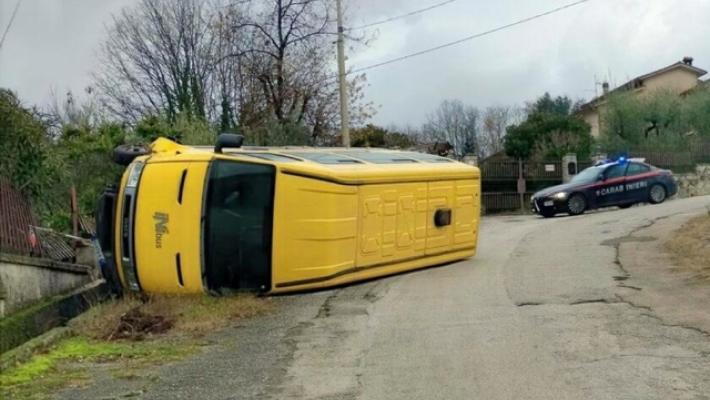 Scuolabus con 7 bambini a bordo si ribalta, paura ma nessun ferito