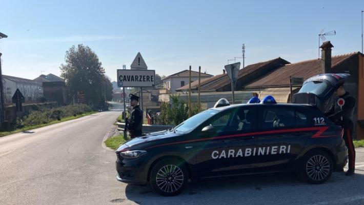 Minaccia di dare fuoco alla moglie, il figlio minorenne gli nasconde l'accendino