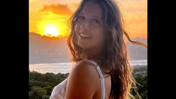 Un fiore in classe per i compagni e i docenti di Chiara, la 16enne morta a Crans-Montana