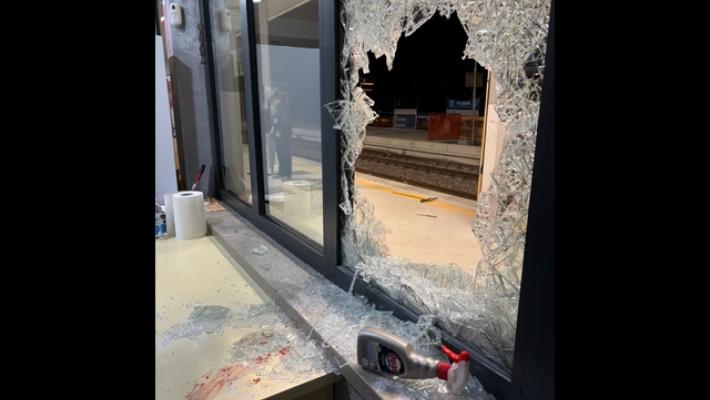 Prendono a picconate un bar e feriscono il gestore, minorenni arrestate