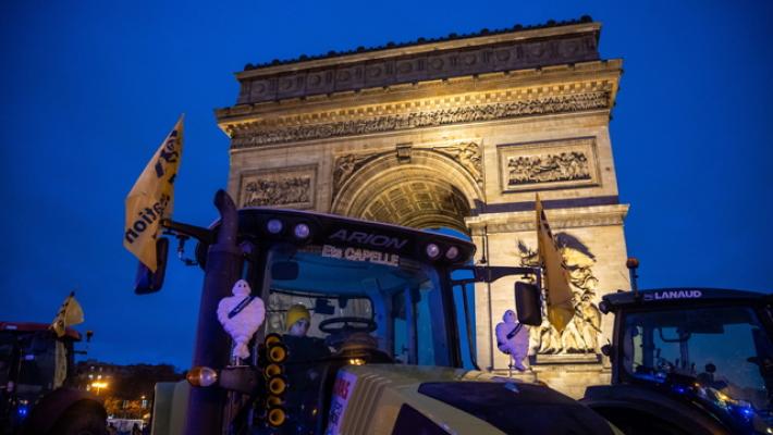 La protesta contro il Mercosur invade Parigi, trattori alla Tour Eiffel
