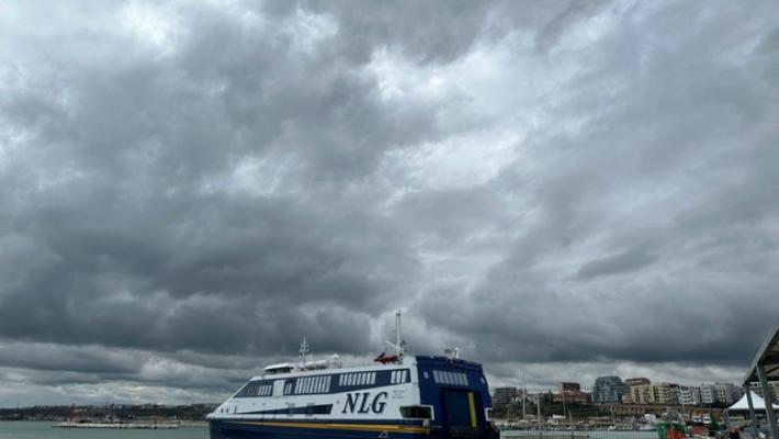 Mare mosso, motonave ferma in porto a Termoli, isolate le Tremiti