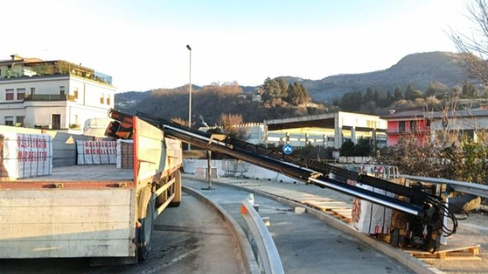 Gru cade e trascina un camion, ferito l'operaio che la stava manovrando