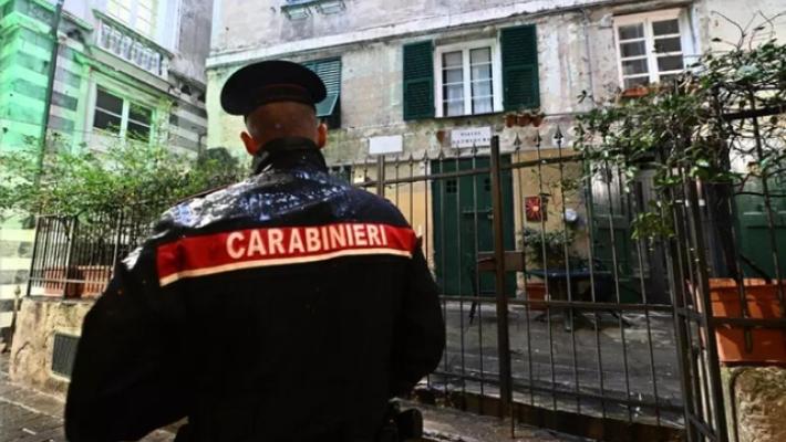Il compagno l'accoltella, si butta dal balcone per salvarsi