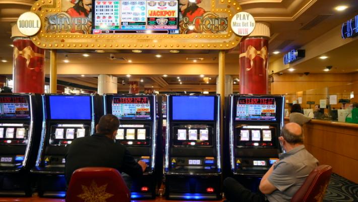 Perde tremila euro alle slot, ragazzo soccorso dai carabinieri