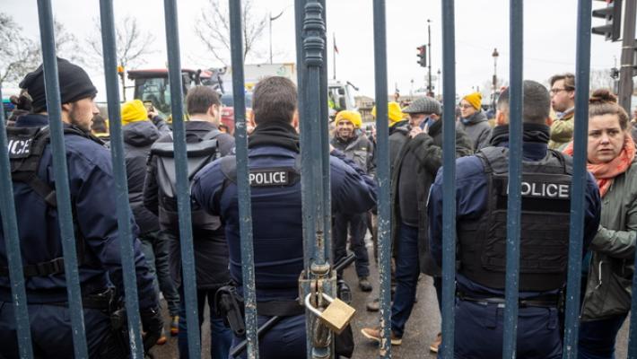 Francia, agricoltori anti-Mercosur tentano di scavalcare inferriata Parlamento
