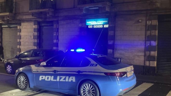 Picchia il figlio col cucchiaio, i 4 fratellini sul palco di un teatro