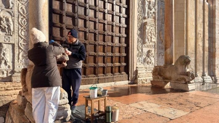 Concluso il restauro dei leoni di San Zeno imbrattati a Verona
