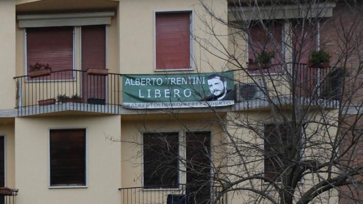 Tapparelle abbassate a casa di Alberto Trentini al Lido di Venezia