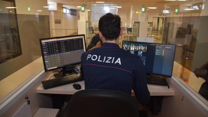 Assalto in pieno giorno a gioielleria a Arezzo, nube fumogena e picconi