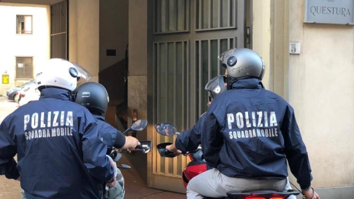 In quattro contro uno a colpi di lame e machete, arrestati a Firenze