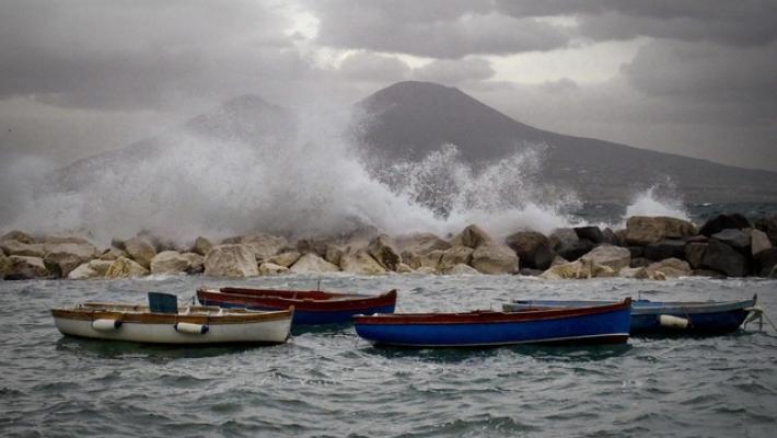 Vento forte e mare agitato, Ischia e Procida sono isolate