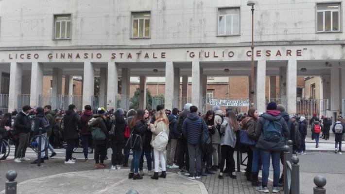 Scuole al gelo, '8 studenti su 10 hanno sofferto freddo al rientro'
