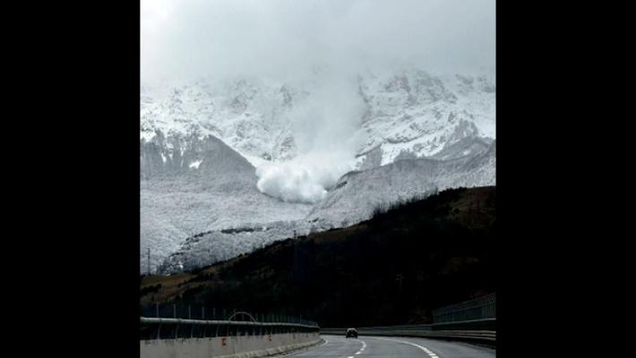 Imponente slavina si stacca dal Gran Sasso, le foto virali sui social
