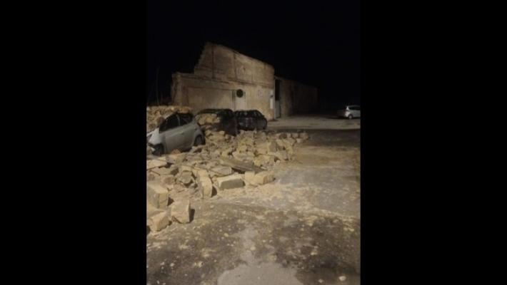 Vento fa cadere palma e muro a Trani, colpite auto ma nessun ferito