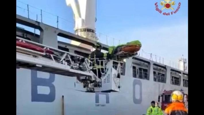 Cade da sei metri in una nave mercantile, ferito un operaio