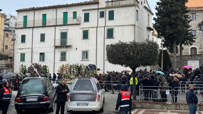 Morte per intossicazione, chiesa gremita ai funerali delle due vittime