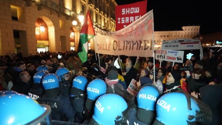 Milano Cortina -26: manifestazione in centro a Torino