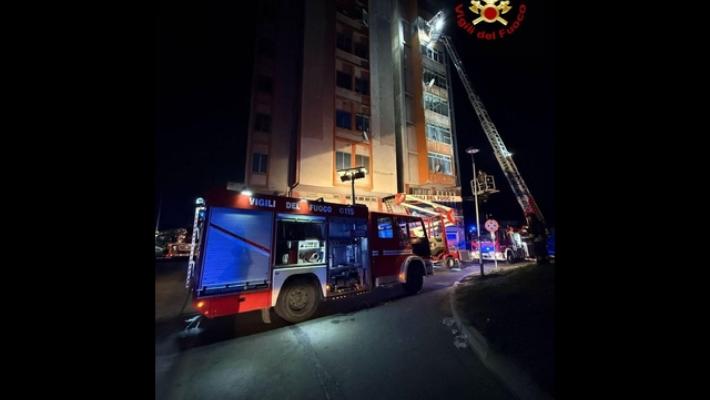 Incendio al grattacielo di Ferrara, evacuate circa 200 persone