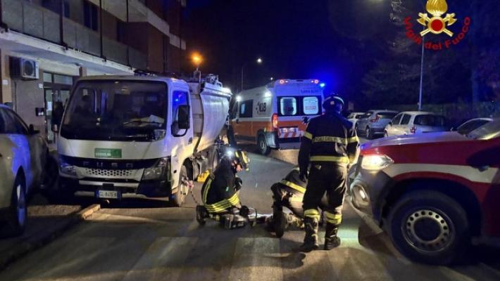 Incidente sul lavoro a Modena, operatore ecologico incastrato sotto un camion