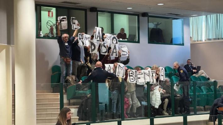 Protesta nel Consiglio delle Marche per la vendita della raffineria Api