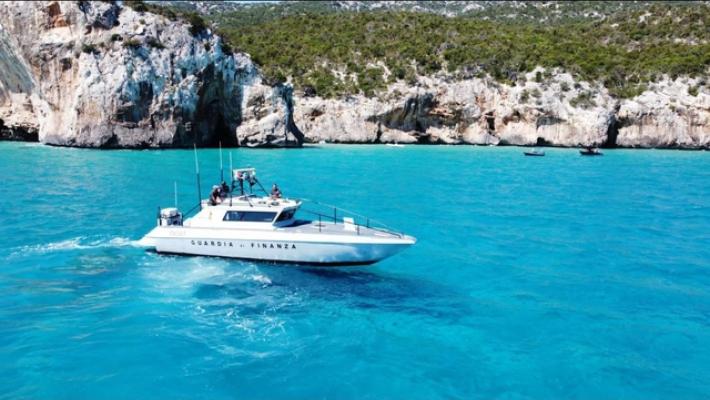 Barca con undici migranti soccorsa al largo del sud Sardegna