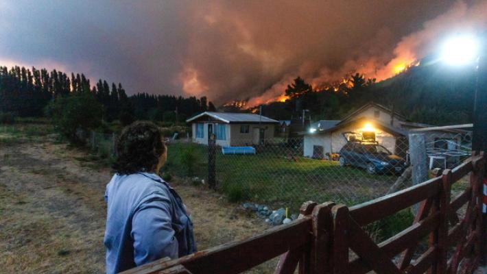 Patagonia argentina in fiamme, gi&agrave; bruciati 15mila ettari