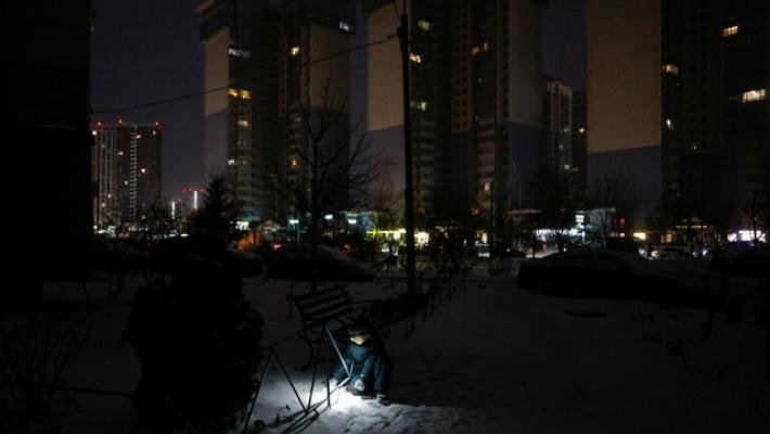 Zelensky, centinaia di migliaia al buio dopo nella regione di Kiev