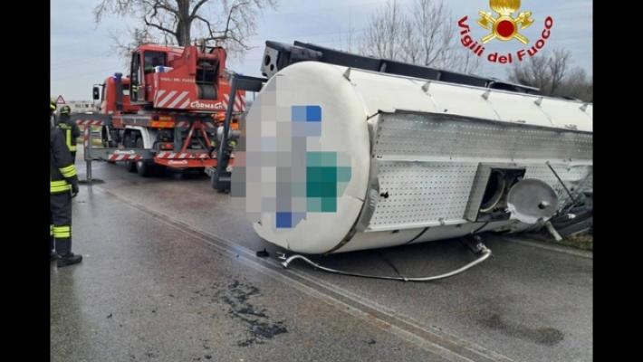 Camion si rovescia per evitare frontale e schiaccia furgone, un morto