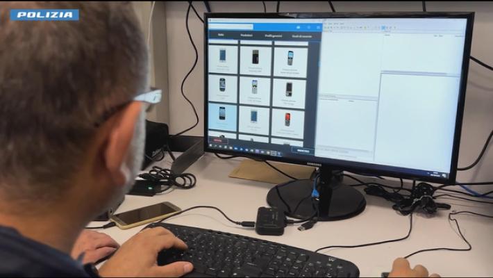 Babysitter con centinaia di foto pedopornografiche: arrestato 27enne 