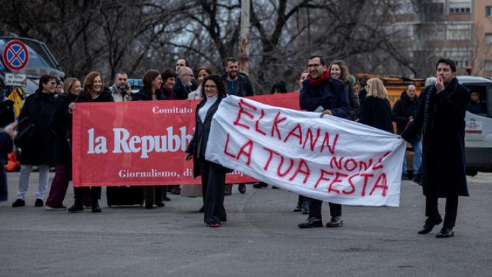 La protesta del Cdr di Repubblica, 'Elkann non &egrave; la tua festa'
