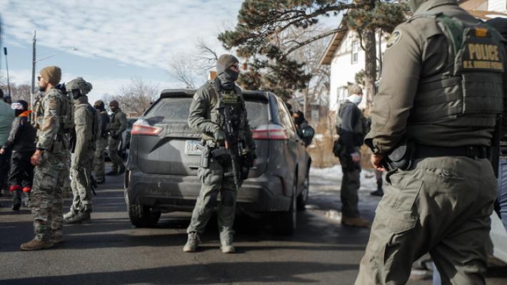 Nuovi scontri a Minneapolis, agenti Ice trascinano donna fuori dall'auto