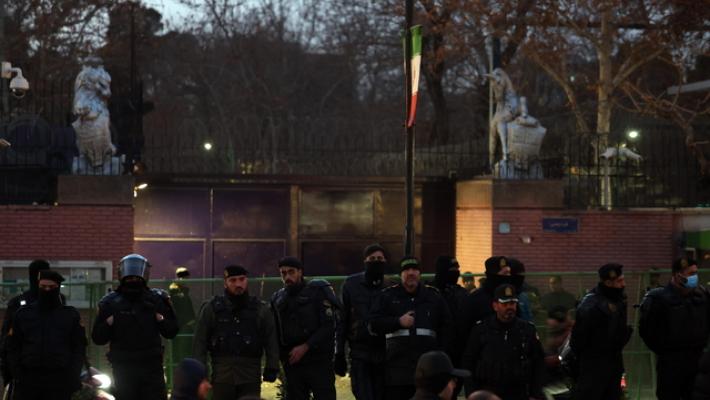 Il Regno Unito chiude temporaneamente l'ambasciata a Teheran