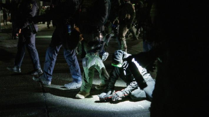 Ancora tensioni a Minneapolis, agente spara e ferisce un immigrato