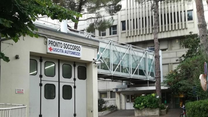 'Malato di tumore sdraiato a terra in pronto soccorso in attesa di una barella'