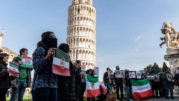 Iran, giovani celano volto per paura in flashmob sotto Torre di Pisa