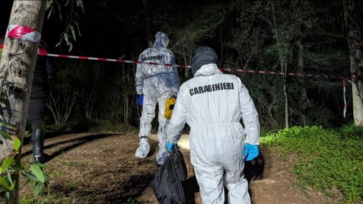 Cadavere avvolto dal fuoco in un parco a Carbonia, indagini in corso