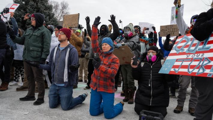 Giudice impone restrizioni all'uso della forza dell'Ice a Minneapolis