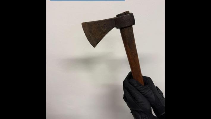 Giovane ferito con un'accetta, quattro denunce per rissa