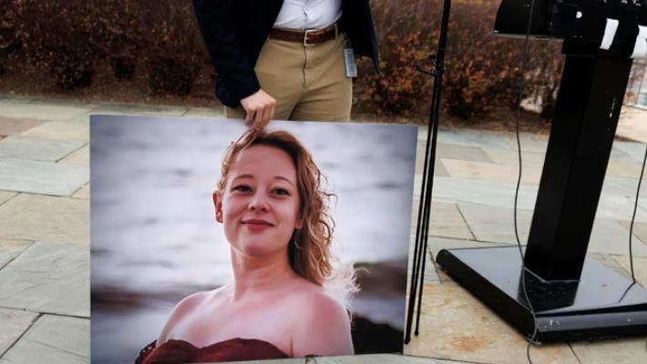 'La donna uccisa a Minneapolis era viva quando l'Ice ha bloccato un medico'